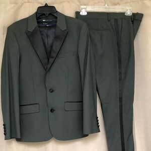 Green Two-Piece Suit with Structured Silhouette